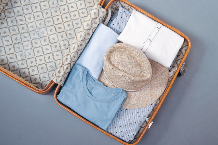 Place the hat in the suitcase Place the hat in the suitcase